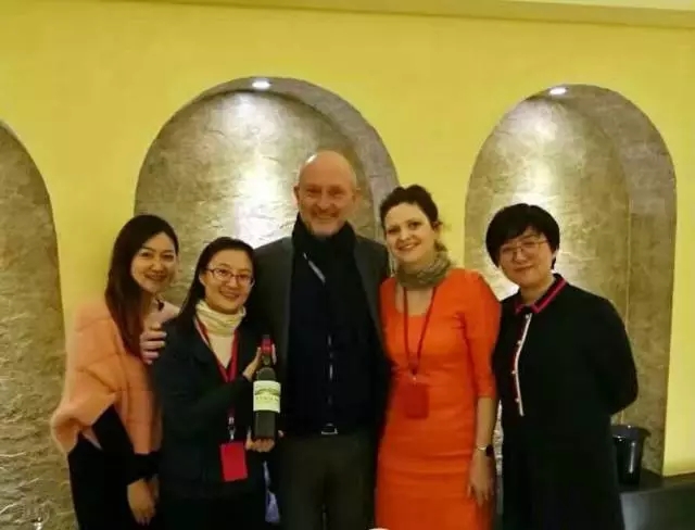 上海自贸区红酒交易中心董事长苏婉凤女士、副总裁Linda女士与Philippe Develay先生合影